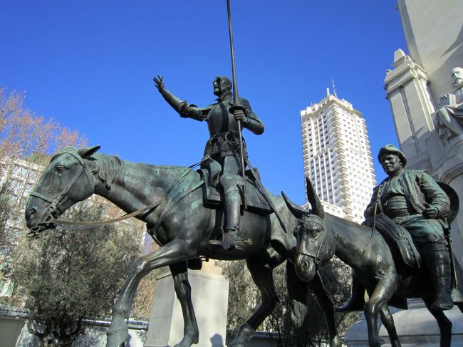 グランビア通りを西に歩くと「スペイン広場」に行き当たりました。<br /><br />スペイン各地にスペイン広場がありますが、マドリードはここです。<br /><br />ドン・キホーテの銅像。横には「サンチョ・パンサ」。