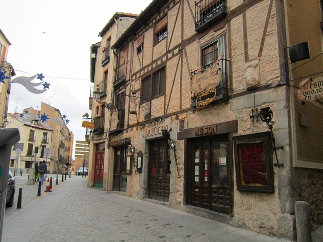 カテドラル前の広場に面しているレストランで夕食を食べたのですが、「メニュー」がスペイン語オンリーで、オーダーを取りにきた店員もスペイン語しか話せず、他のテーブルの客に英語とスペイン語の通訳をしてもらいながら何とかオーダーしたのですが、「チキン」でオーダーしたら「鳥の丸焼き」が一匹まるまる出てきて、びっくりしました。<br /><br />いやいや、やはり地方に来ると「スペイン語」しか通じないんですね。でも、これが「醍醐味」と言えば「醍醐味」。<br /><br />その地方の日常生活が感じられます。