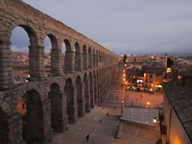 バス乗り場に帰る途中で寄った水道橋。夕暮れで美しい。<br /><br />この写真って、「ＴＨＩＳ　ＩＳ　ヨーロッパ」っていう感じだと思いません？<br /><br />スペインは来てみるまで「バルセロナ」のガウディしかイメージわかなかったんですが、マドリードの周辺にもいろいろな建造物があり、印象が一変しました。