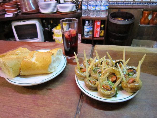 ランチととるため、マヨール広場に再度向かい、やっと「メゾン・ド・チャンピニオン」のマッシュルームにありつけました。<br /><br />マッシュルームの超有名店なので絶対来たかったんです。<br /><br />やったー。すごくおいしい。どんなガイドブックにも掲載されていて、マドリードに来たら行っておかないとまずいんじゃないかと焦っていました。<br /><br />「サングリア」と一緒にいただいて、バル満喫です。ビールの方が美味しかったかも・・・。