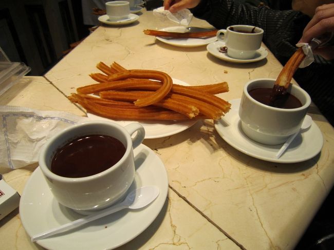 チョコラテリア・サン・ヒネス。<br /><br />メゾン・ド・チャンピニオンからの帰り道にあったので寄りました。あまーいホットチョコレートと揚げたてのチュロスが美味しかったです。また来たい店です。珍しく、予定通りに事が運んでうれしい。<br /><br />横の方が日本人で「持ち帰り」を頼んだのだけど来ないんです。とのことで「通訳」しました。と言っても「ＴＯ　ＧＯ」はまだか？と聞いただけですが。テイクアウトは通じないようですので。<br /><br />でも、ここはマドリードだから「英語」が通じます。英語の通じるありがたみをセゴビアで通関しましたからね。