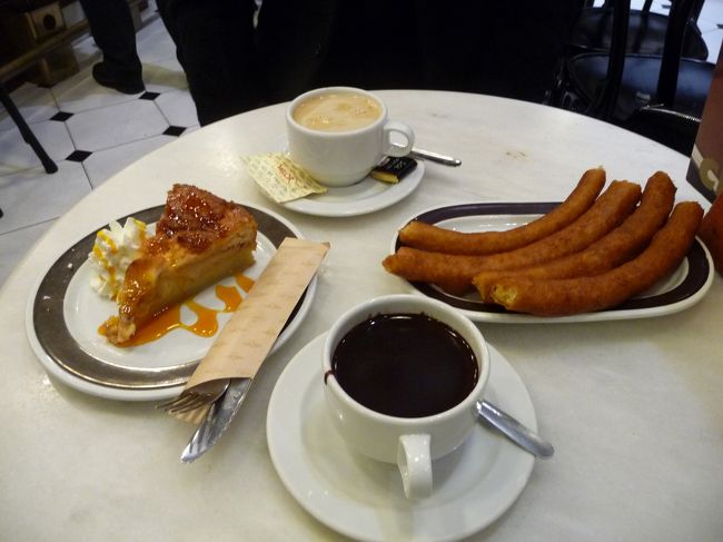 ホテル近くのカフェで朝食です。チュロスを気に入って朝から食べてます。