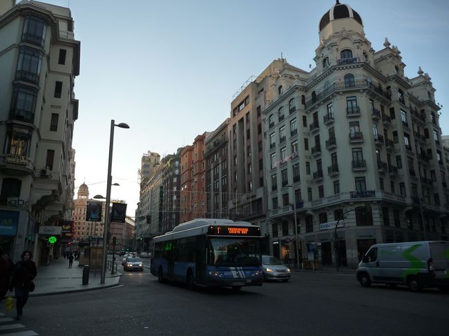 アトーチャ駅に行くまでの時間、ホテル近くを散歩します。いかにも「ヨーロッパ」という町並みですね。