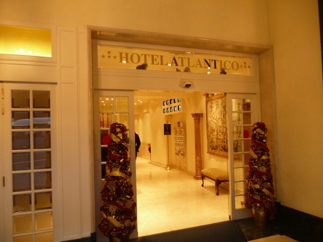 ４日間お世話になった「アトランティコ」の内部です。<br /><br />玄関から入ったところにあるエレベータへ続くドア。このすぐ奥がフロントです。<br /><br />チェックアウトして、「バルセロナ」へ「ＡＶＥ」で移動します。<br /><br />マドリードいいところですね。