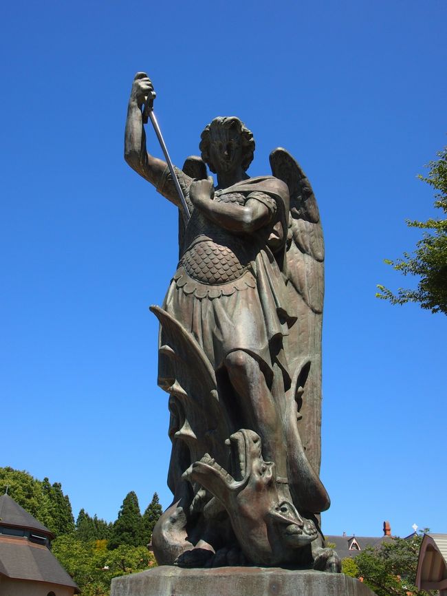 最初のお出迎えは、大天使聖ミカエル。<br /><br />やっぱり聖像は青空が似合います！<br /><br />こちらのミカエル像は、フランスから贈られてきたそうな。