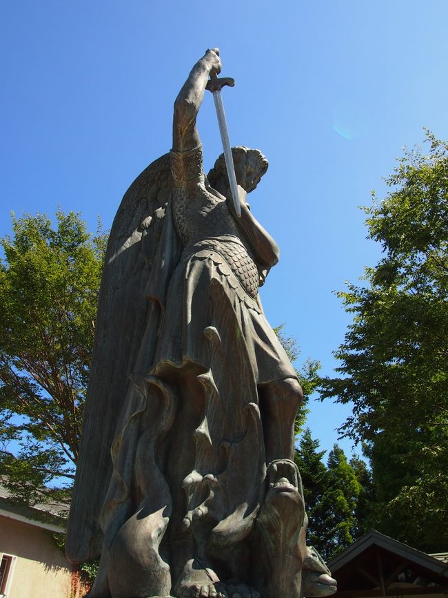 ちょっと角度を変えると、躍動感があって更に素敵であります！<br /><br />大好きな聖ミカエル像なんですが、ホントは踏みつけられた悪魔が好きなんです♪