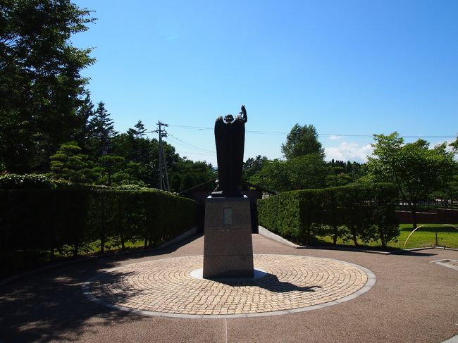 もっと悪魔の写真を撮りたかったのだけど、暑さでどうにかなりそうだ！<br /><br />飛行機の時間も気になるし、ミカエル像の後ろ姿を収めて先へ進みます。