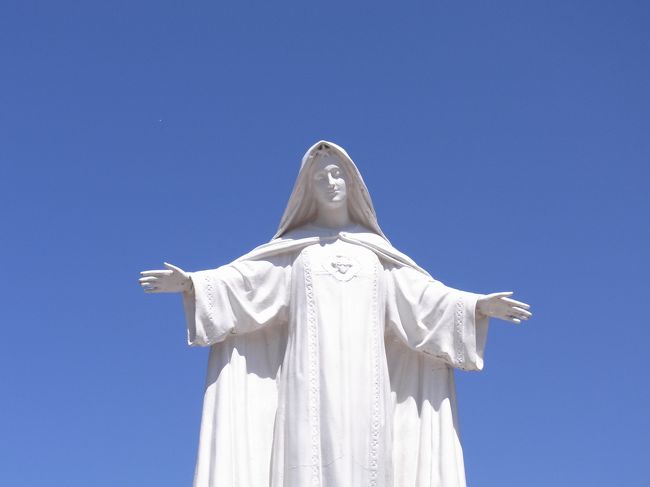 こちらの聖マリア像は、フランスの修道院の神父さまの作品だそうな。<br /><br />ちょこちょこ教会めぐりをしてますが、こんな青空のもとで聖像を撮影できたのは初めてかもしれない。