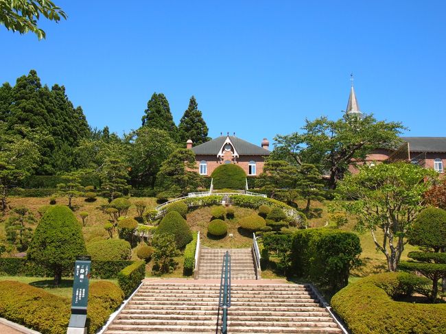 階段を上がり、トラピスチヌ修道院を目指します。<br /><br />北斗市のトラピスト修道院は真っ直ぐな急坂だったのに対し、トラピスチヌ修道院は階段とスロープが設けられ、観光客にはちょっと優しい造りかも。