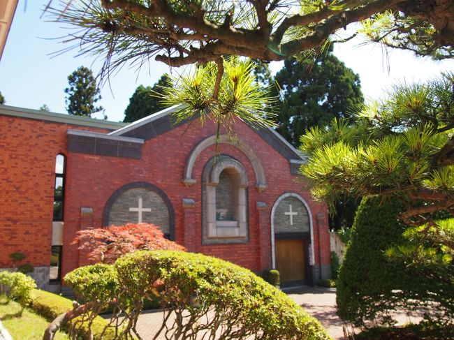 スロープの右手にも素敵な建物。