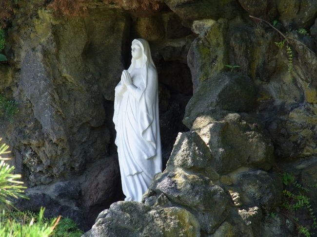 スロープ左手には、ルルドの洞窟が再現されております。<br /><br />ズームで捉えた聖母マリアと。。。