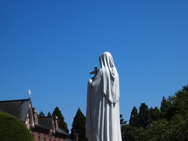 肩越しにチラリと見える十字架が素敵であります！