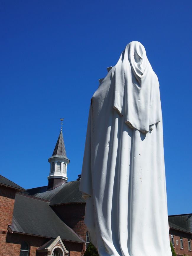 美しさに惹かれて、しばらく犬のように聖像の周りをクルクル回っておりました。