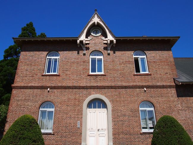 順路に従い、左側の司祭館から見学していきましょう。<br /><br />トラピスチヌ修道院の司祭館は、大正2年(1913）築。<br />