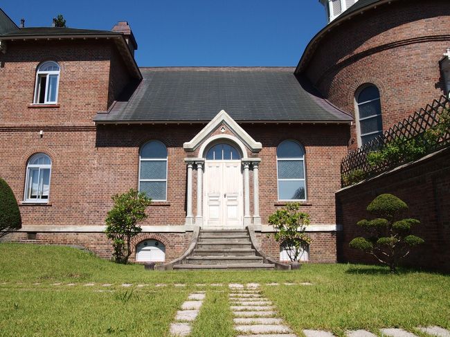 こちらも司祭館の一部かな。<br /><br />先ほどの建物と繋がっております。