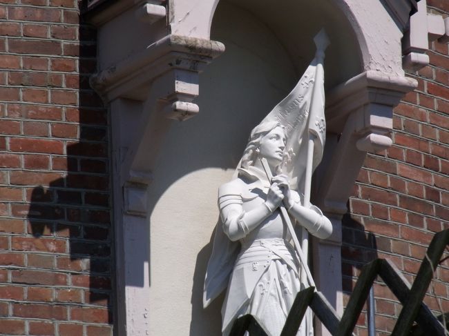 聖堂の壁には、聖女ジャンヌ・ダルクの像。<br /><br />こちらの聖像もフランスから贈られたそうな。