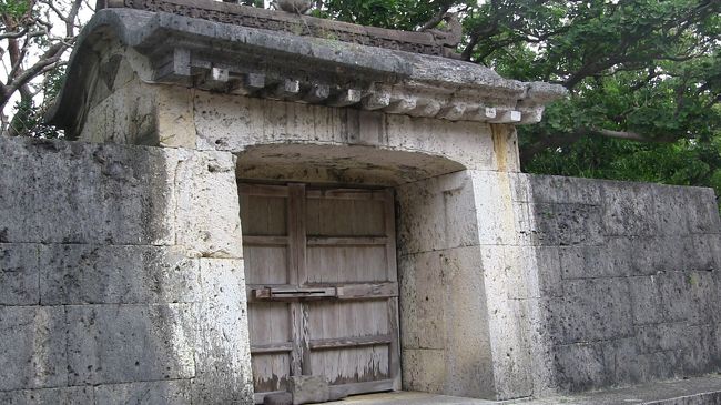 世界遺産登録がされている園比屋武御嶽石門。<br />知らなければ通り過ぎちゃいそうなほど小さいです。<br />