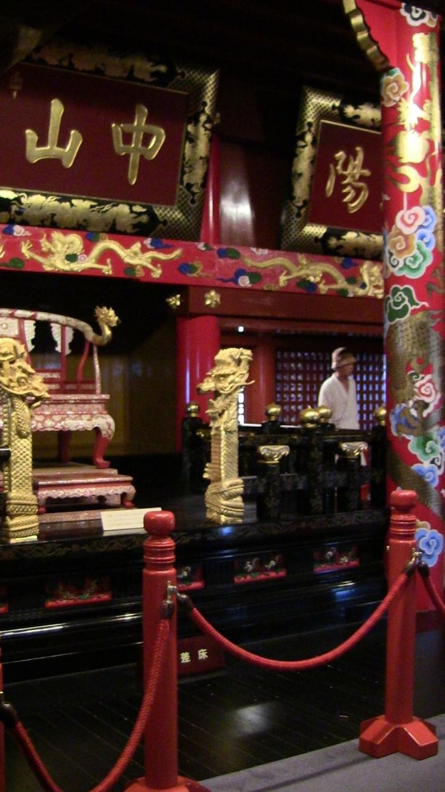 内部は撮影が禁止の場所もありました。<br />こちらは国王が座る玉座です。<br />