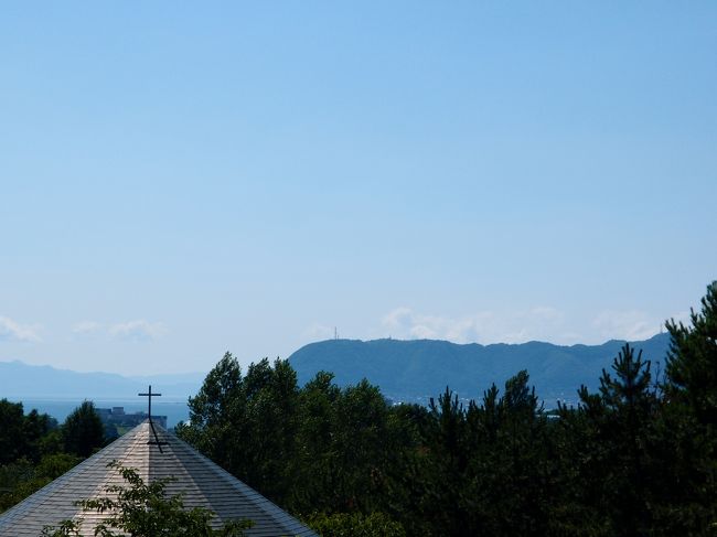 トラピスチヌ修道院を振り返った景色も美しいものです。<br /><br />高台のため、箱館山や海を望むことができます。<br /><br />手前の屋根は、敷地内の旅人の聖堂。<br /><br />（旅人の聖堂については、別旅行記にて）