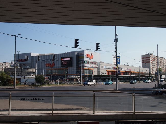 駅の改札を出ると　正面に　見える　建物の前に　HEVの　乗り場があります。