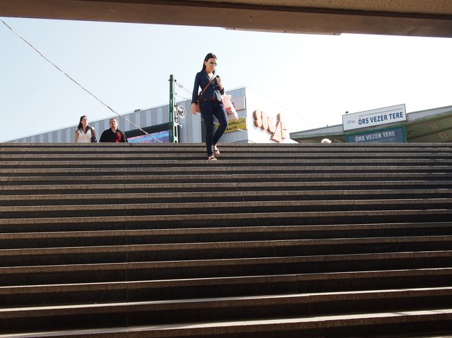 地下道をくぐり　HEVの駅へ　歩きます。