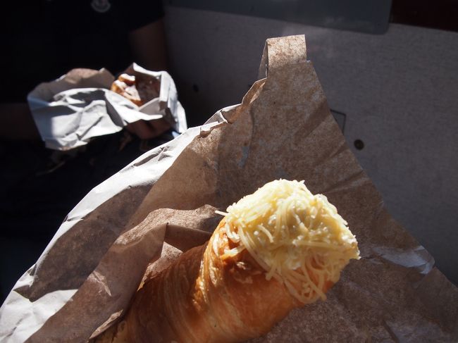 出発して　すぐ、中央市場で買ってきた　パンにかじりつきます。