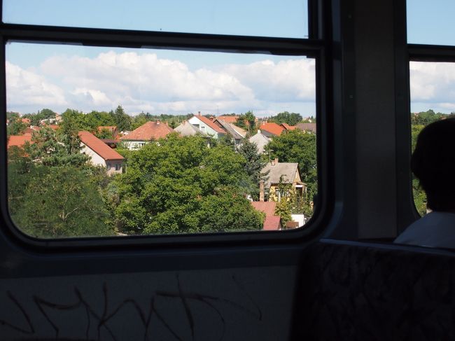 木立に　すっぽりと収まった　のどかな　村の家並み。