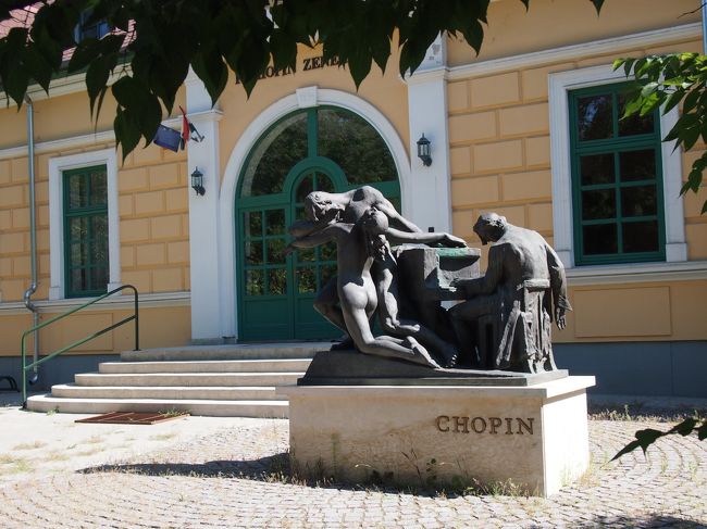 こんな　ショパンの　建物の前を　通り・・・