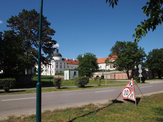 すぐ　左手に　見えてきました、あの建物、グドゥルー宮殿です。