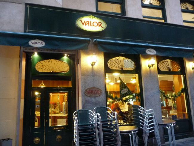 １２月２７日（月）<br />今日は移動日です。ホテル近くのカフェ。<br /><br />ここがオープンしていたので入りました。<br />