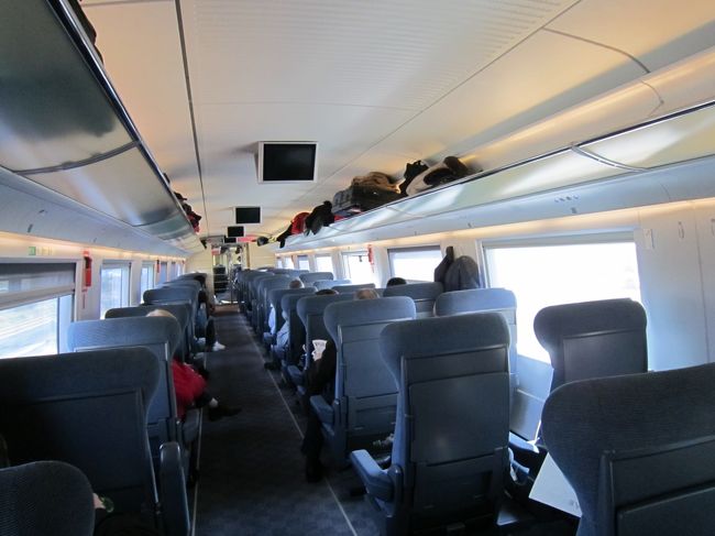 「アトーチャ」駅からＡＶＥの一等車に乗って「バルセロナ・サンツ」駅へ移動します。この時、席を探している間に「バック」を異なる車両に忘れてしまい、ひやりとしましたが、ＡＶＥはホームに入る前に手荷物とチケットの検査があるので（２００４年のテロ以来）、イタリアなどのように一般人（チケットと持たない人）が列車の中に乗りこむことはできません。イヤー助かりましたよ。<br />写真は社内の様子です。横３列で快適です。