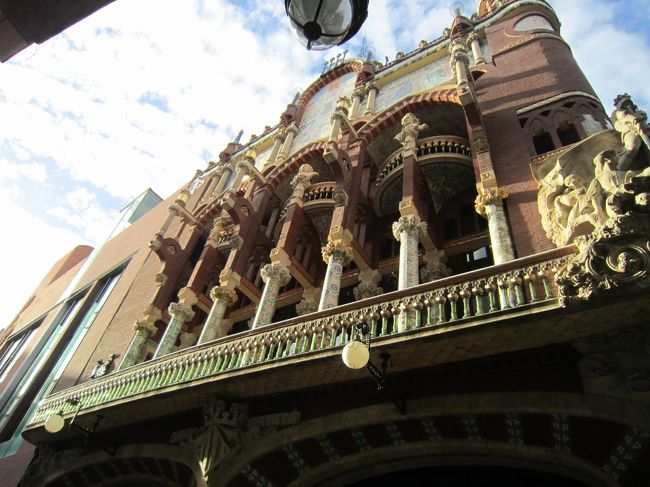 カタルーニャ音楽堂の入場チケットを買い、翌日の館内ツアーの予約をしました。<br /><br />ほんとうはここで「フラメンコ」を見たかったのですが、カタルーニャ広場のインフォメーションで予約した際、日程が合わずに断念して、館内の見学ツアーにしました。<br />