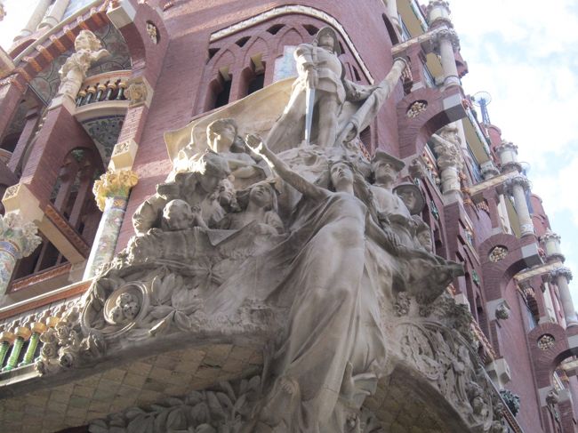 美しいレリーフ。<br /><br />この音楽堂、建物がすごかったです。壁面をレリーフが細かく覆い、素晴らしいシルエットを醸し出しています。