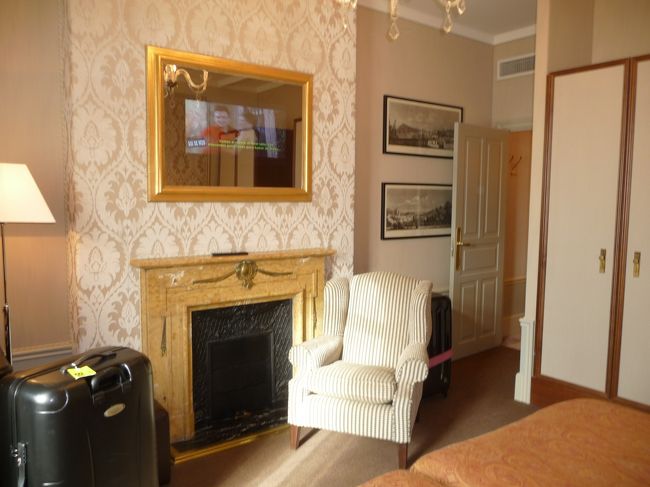 荷物を置いてすぐに広場まで行ってツーリストバスの2日間を購入しました。写真の暖炉の上は普段は鏡で、スイッチを入れるとテレビになります。