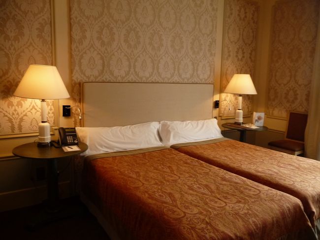 「パレスホテル」がリッツから買い取ってリノベーションしたばかりです。<br /><br />まあ、微妙なリノベーションですね。元のリッツホテルの状態を知らないだけに、どの部分がキレイになったのか判断できかねます。<br /><br />でも、宿泊費とホテルの格式からして、コスパはいいと判断しました。基本４つ星以上の宿泊を目指しているので・・・。<br /><br />でも、冷蔵庫にまったく外部で買ってきた飲み物が入れられないのには困りました。窓の外に少しだけものが置けるスペースがあったので、そこに置いて「天然の冷蔵庫」として利用していました。