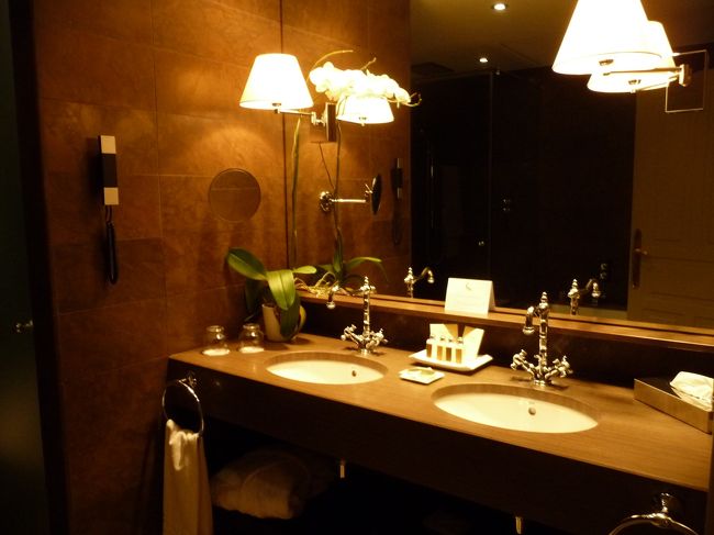 洗面所も上品です。アメニティは「ロクシタン」です。<br /><br />「ロクシタン　バーベナ」は大好きな香りです。ここは「ストライク」でしたね。