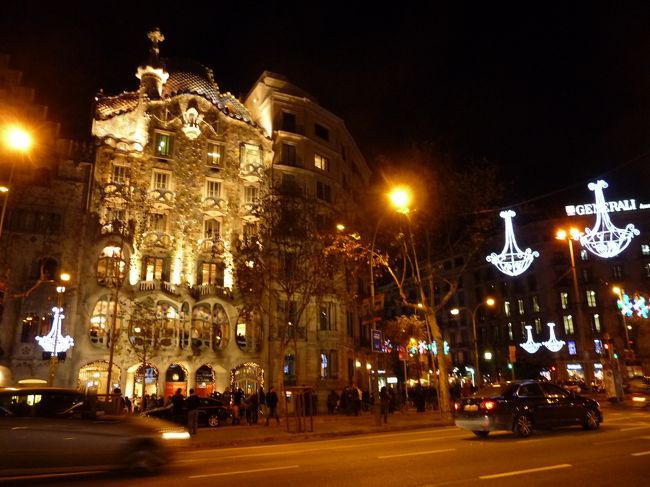 　夜は日本食を食べるため、グラシア通りをさんざん歩いて日本食レストランに向かいました。左に見えているのは「カサバトリョ」。通りを歩くだけで観光になります。<br /><br />途中でＭのコートや自分用のヴィトンの財布を買いました。