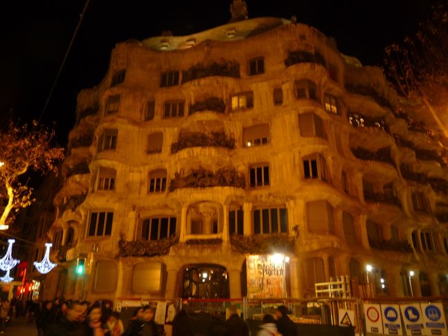 カサミラ。<br /><br />現地の名前が「カサミラ」じゃなくて、並ぶ場所もわかりにくくて。<br /><br />今日は下見がてら場所の確認なので、さっと通り過ぎるだけです。