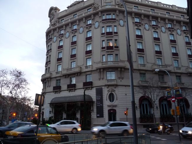 １２月３１日（金）<br />朝から雨ですが、もう帰国する日なので、問題なしです。今年のスペインは、去年の南イタリアにくらべて天候に大変恵まれ、楽しかった。やはり、旅行は天候に左右されます。<br />ホテルからタクシーで空港へ向かって、チェックインしようと窓口に向かうと、ビジネスクラスでなければ、自分で自動チェックイン機でチェックインする様指示され、端末と格闘です。隣りの日本人の方におしえてもらいながら操作していると、自分の方が速く発券出来てしまいました。<br />　待ち時間で、市内の店で一旦諦めた「ＺＡＲＡのスーツ」を買ってしまいました。また乗り継ぎ地の「シャルルドゴール空港」で、プラダのキーケース、マカロンを買ってしまい、出費がかさみました。基本的に買い物が好きだからスイッチ入ると止まりません。困ったもんだ。<br />