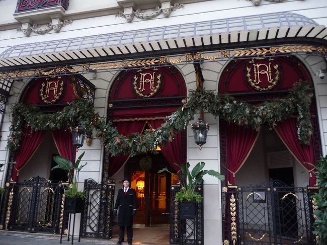 午後はＺＡＲＡにスーツを買いに行きました。スーツは、安いし、日本にくらべて品揃えはいいし、いっぱい買ってしまいました。<br />写真は「ホテルの玄関」。まだ、リッツの「Ｒ」の文字が残っています。