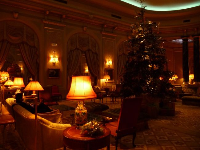 美しい。<br /><br />このロビー、いままで泊まったホテルで一番の豪華さでした。用もないのにわざわざロビーまで来て写真を撮ってました。