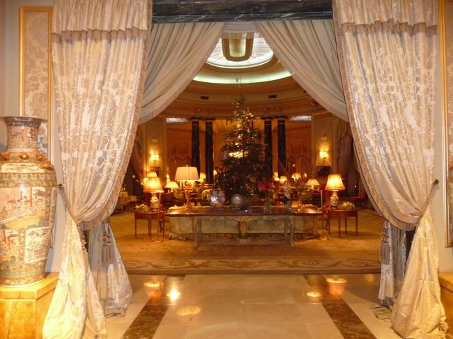 ホテルエルパレスはもとリッツホテルだけあって素晴らしいロビーと部屋の内装で明かりはシャンデリヤです。