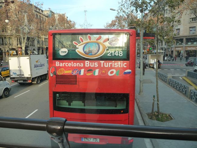 今日は、昨日買った「ツーリストバス」のチケットを使って市内を回ります。２階の席は寒いですが、厚着をして寒さに耐えます。１階なら暖かいのだけれど、眺望がいいので２階で我慢です。<br /><br />Ｍはこれで風をひいてしまって、最後の日はモンセラットに行けずにホテルでおとなしくしていました。