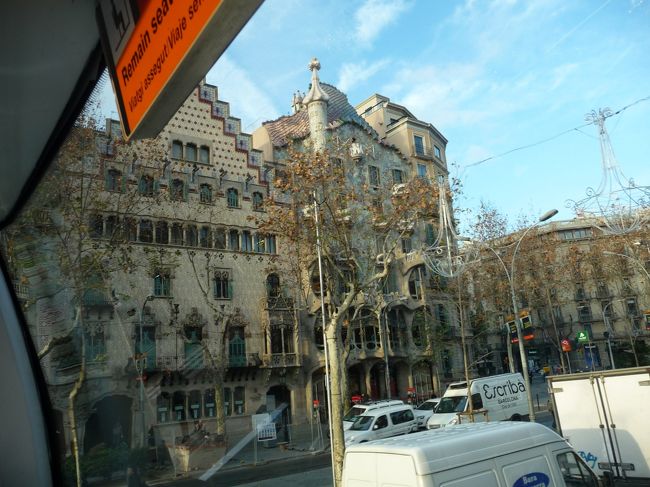 「グラシア通り」を走ります。