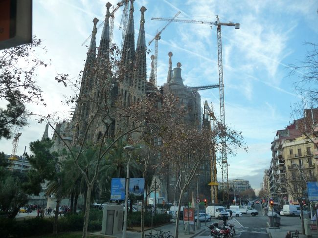 「サグラダファミリア」に停まりますが、明日の予定なので、降りません。