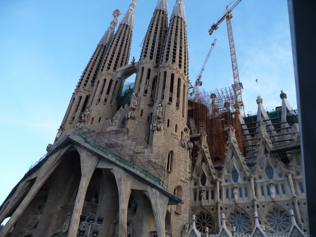 降りる人も多いが、すでに入場門への列が長い。明日は朝いちばんで、開門前に並ぶ必要がありますね。