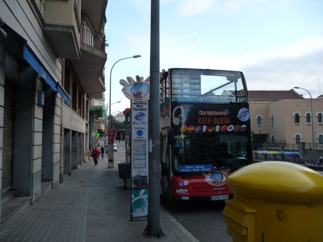 グエル公園前のバスストップ。<br /><br />ここから坂を上って公園まで歩きます。<br /><br />道順を覚えておかないとバス停まで帰ってこれません。