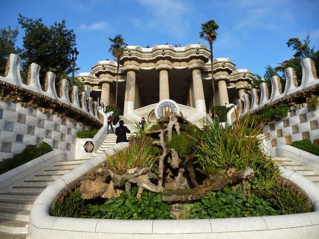 グエル公園につきました。<br /><br />この公園、結構広くてガイドブックに書いてあるポイントを回るだけで半日かかりました。<br /><br />だいたい、トカゲとベンチで終わりなんですがね。この辺が個人手配なので時間制限のない自由なところです。