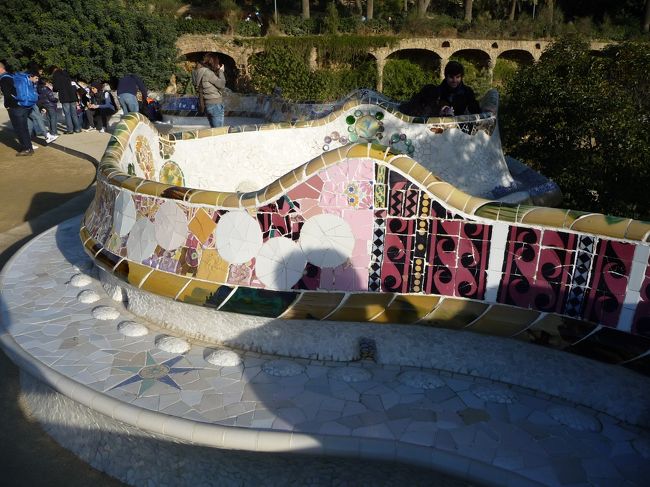 ガウディ作のベンチです。<br /><br />此処には時間を割いて観光しましたよ。<br /><br />個人旅行は行った印象で、よいところには長い時間を割くことも可能なので、自由が利きます。眺めもよくバルセロナ市街が見えます。