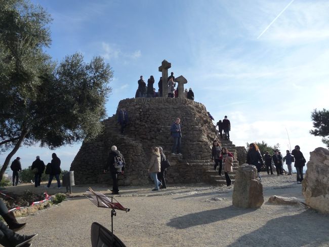 ゴルゴダの丘とか結構いろんな場所を歩いて、午前中はグエル公園の中でガウディの作品を堪能しました。<br /><br />この丘、写真でもわかるように階段がめちゃめちゃ「急勾配」で鎖を握って登ります。危ないです。
